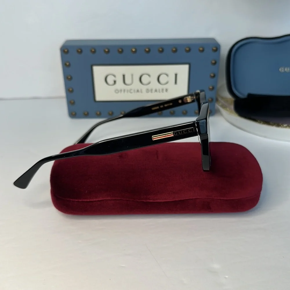 Authentic GUCCI GG0824S 005 square sunglass black frame with grey lenses